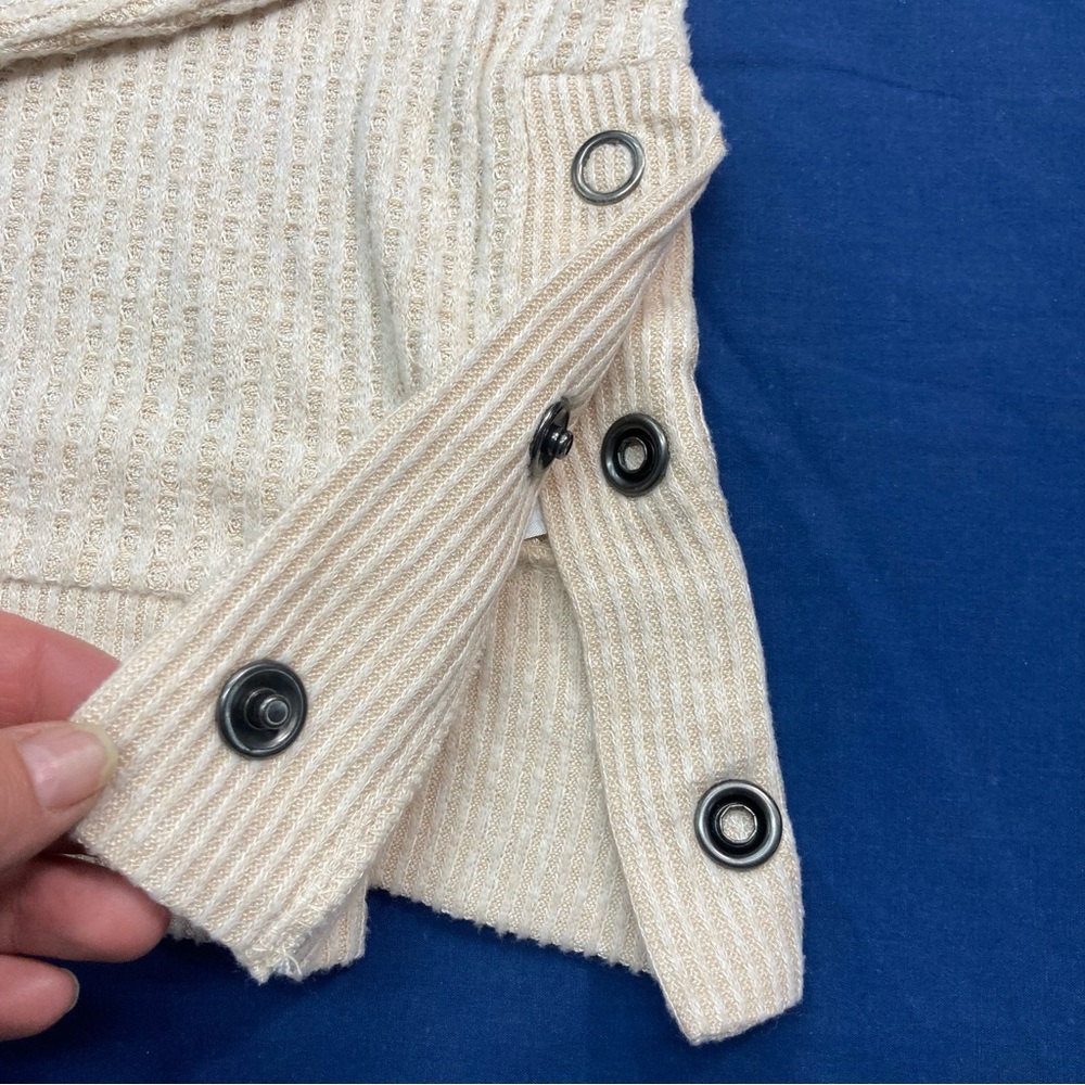 SO Sweater in Cream SZ L Side Snaps Long Sleeve Soft Light Knit EUC - Picture 4 of 8